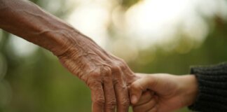 Cognomi italiani in estinzione: i 13 più rari stanno scomparendo con la crisi demografica