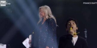 Fulminacci svela il playback a Domenica In e canta con una… banana