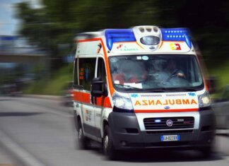 Furgone con braccianti a bordo si ribalta nel Foggiano, un morto e 7 feriti