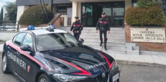 Rapinano un uomo del portafoglio con la minaccia del coltello: due in carcere
