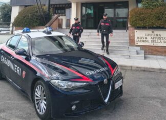 Rapinano un uomo del portafoglio con la minaccia del coltello: due in carcere