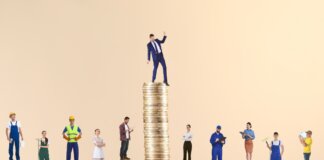 Il miliardario svizzero che vuole pagare più tasse: “Troppo divario tra ricchi e poveri, così non si può andare avanti”