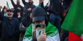 Iran, Teheran conferma morte Khamenei. Nuove esplosioni a Dubai, Doha e Manama