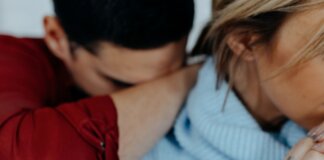 Mankeeping, cos’è il fenomeno della “cura emotiva” del partner che grava sulle donne