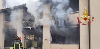 Paura per un incendio partito da un esercizio commerciale a Cortona