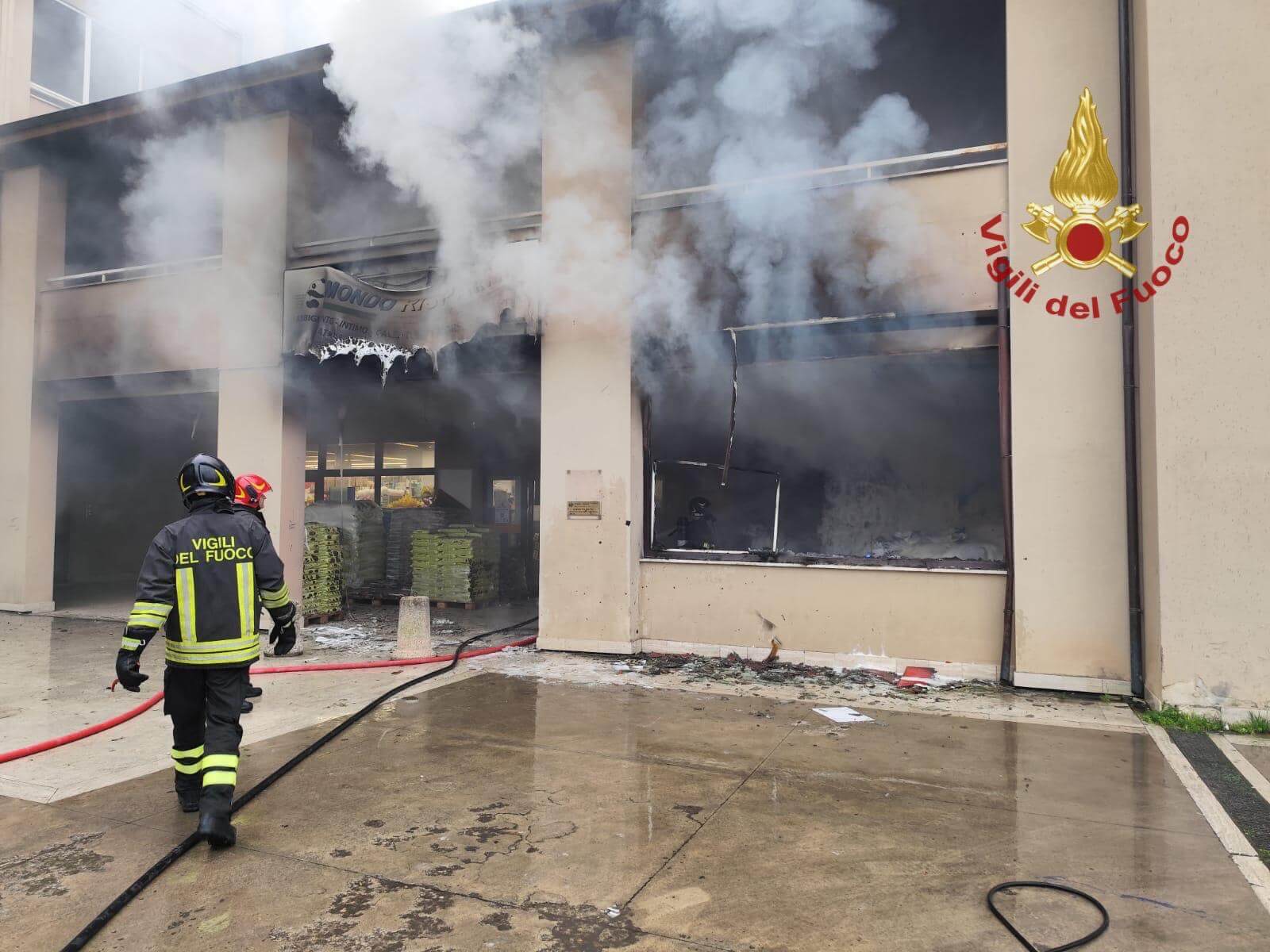 paura per un incendio partito da un esercizio commerciale a cortona da Corrieretoscano.it paura per un incendio partito da un esercizio commerciale a cortona