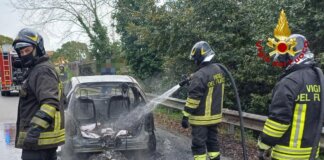 Auto in fiamme paura in via Gronchi a Pisa