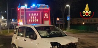 Scontro fra auto sulla Tosco Romagnola, una si ribalta: tre feriti