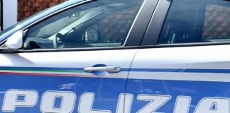 Paura a Roma, nuda e armata di coltello minaccia passante: bloccata con taser e portata in ospedale