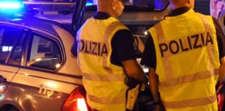 Roma, 23enne su auto a noleggio non si ferma all’alt e si schianta contro autobus