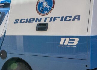 Roma, accoltella l’amica alla schiena durante lite per un ragazzo: arrestata 19enne