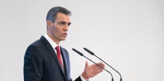 Sánchez: “No alla roulette russa con le vite delle persone”. E Trump minaccia Madrid