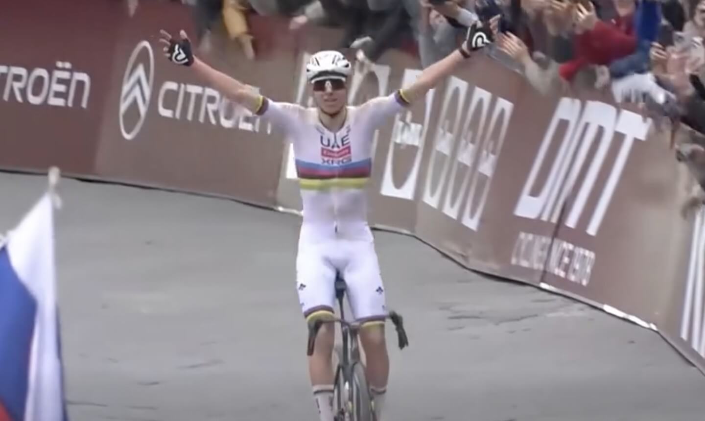 Tadej Pogacar cala il poker alle Strade Bianche: arrivo in solitaria a Siena