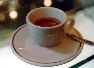 Ti porti la tazzina al bar? Il caffè costa solo 50 centesimi