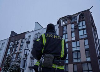 Ucraina, nuovo attacco con droni su Kiev: Mosca colpisce ponte per rifornimenti militari