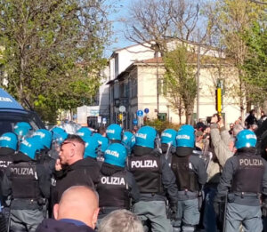 Vannacci a Firenze: quartiere blindato e proteste: "Non ti vogliamo". Il generale: "Chissà quante fave"