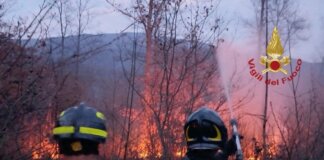 Incendio di bosco minaccia un’azienda agricola e case a Pieve Santo Stefano