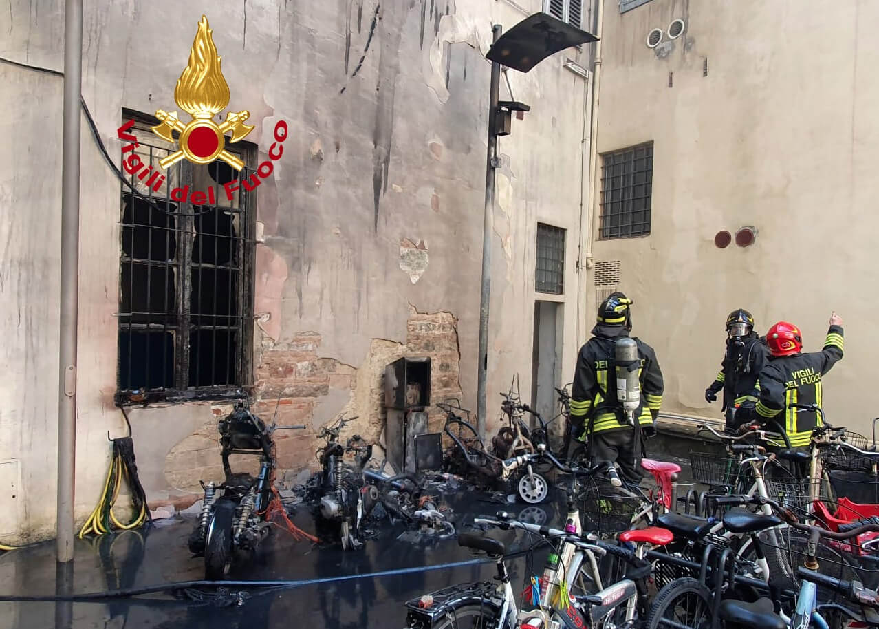 Cinque ciclomotori in fiamme in una corte nel centro di Firenze: evacuato un asilo nido