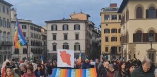 Firenze, attivista iraniana blocca il corteo pacifista arci firenze corte 01 marzo 2026