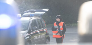 ‘Devo controllare il suo oro’, ma in casa ci sono i veri militari: 90enne fa arrestare un truffatore a Barga Carabinieri