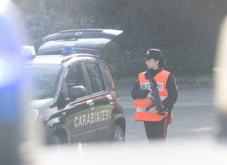 ‘Devo controllare il suo oro’, ma in casa ci sono i veri militari: 90enne fa arrestare un truffatore a Barga Carabinieri