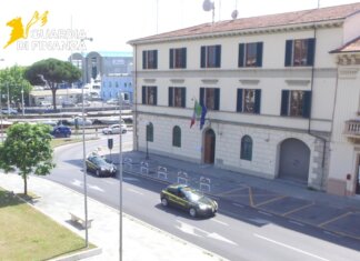 Occultano in Svizzera un milione di euro al fisco: indagati in due