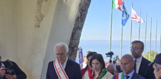 Liberazione, cerimonia a Sant’Anna di Stazzema. Schlein: “Avanti con la proposta di legge contro la propaganda nazista e fascista”