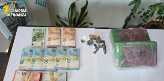 Droga a chili, armi e contanti: arrestati due trafficanti