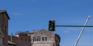 A Roma semafori con luce bianca per auto a guida autonoma? Patanè: “Sono fake news”