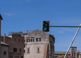 A Roma semafori con luce bianca per auto a guida autonoma? Patanè: “Sono fake news”