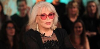 Amanda Lear a Belve: “Dalì era impotente, Bowie? Faceva un po’ schifo…”
