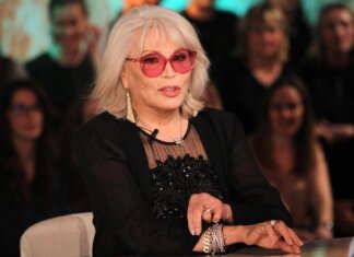 Amanda Lear a Belve: “Dalì era impotente, Bowie? Faceva un po’ schifo…”