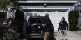 Attentato a Washington, Allen e il manifesto contro Trump: “Stop ai suoi crimini”