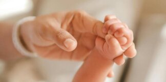 Bimba di 10 mesi muore in auto negli Stati Uniti: dimenticata per 8 ore dalla nonna che era andata a lavoro