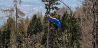 Cade con il parapendio e resta sospesa su un albero a 30 metri da terra