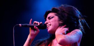 Cimeli di Amy Winehouse, il padre perde la causa contro due amiche della cantante