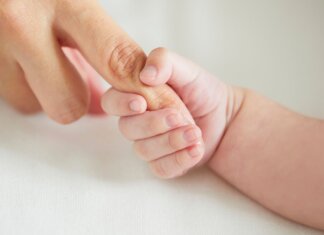 Crollo demografico anche negli Stati Uniti: minimo storico di nascite nel 2025