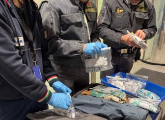 Dagli anabolizzanti alle finte cure: il mercato nero delle medicine fermato all’aeroporto di Firenze Sequestro medicinali Firenze