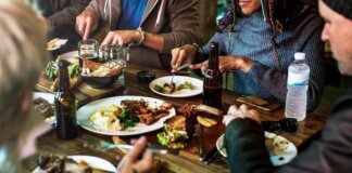 Dalla colomba alle uova, fino a 3.000 calorie a pranzo: i consigli dell’esperta dopo gli eccessi