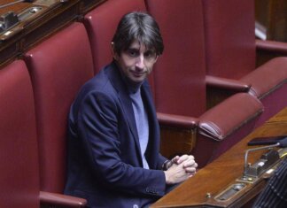 Deputati sospesi a gennaio, scintille maggioranza-opposizione alla Camera. E Donzelli infiamma l’Aula