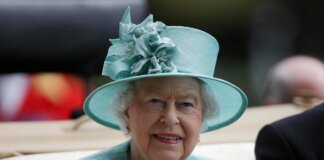 Elisabetta II e la passione per canto, quella volta in cui si esibì sulle note di ‘Dancing Queen’ degli Abba