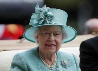 Elisabetta II e la passione per canto, quella volta in cui si esibì sulle note di ‘Dancing Queen’ degli Abba