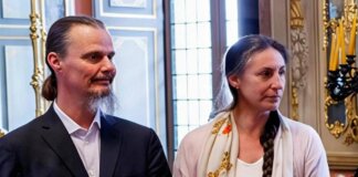 Famiglia nel bosco, bimba ricoverata per crisi respiratoria. Garante per l’Infanzia: “La mamma non è con lei”