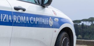 Follia nella notte in un campo rom di Roma, baracche a fuoco dopo una lite tra famiglie