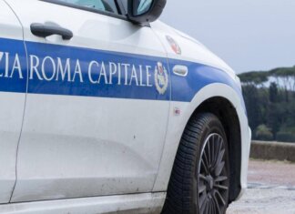 Follia nella notte in un campo rom di Roma, baracche a fuoco dopo una lite tra famiglie