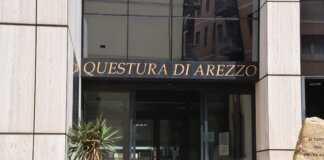 Fuggono all’alt della polizia, folle inseguimento ad Arezzo: avevano rubato un portafoglio