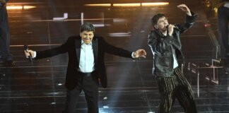 Gianni Morandi show a Milano, a sorpresa arriva Tredici Pietro: il duetto dopo Sanremo