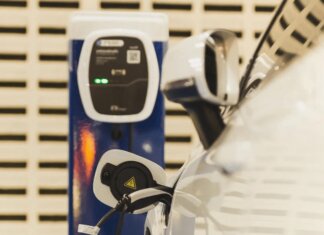 Il caro carburanti spinge la vendita dell’elettrico