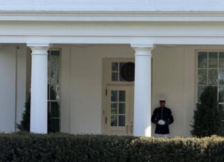 Il giallo del ricovero di Trump, il presidente Usa lontano dall’occhio pubblico: “Al lavoro per gli americani”