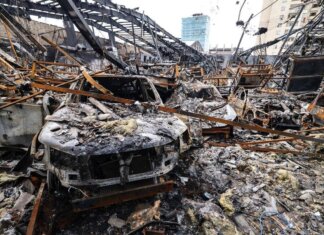 Iran, Trump minaccia attacchi a ponti e centrali elettriche. Teheran: “Abbattuto F-35 Usa, morto il pilota” – Diretta